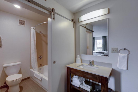 Inn At Rohnert Park - Combined Shower/Tub, Hair Dryer, Towels
