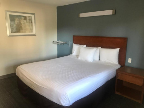 Inn At Rohnert Park - One Queen Bed