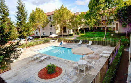 Inn At Rohnert Park - Pool View